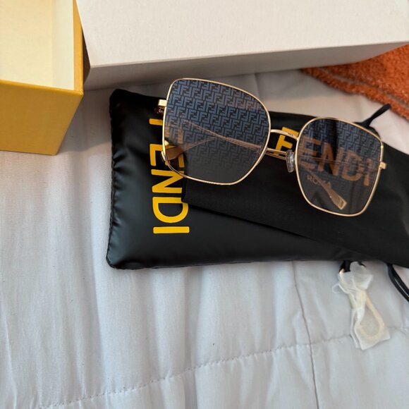 Fendi Logo Sunglasses - Style # FE40013U - NEW CONDITION - Picture 5 of 13